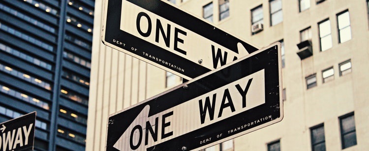 Власти Праги озадачились проблемой городских указателей