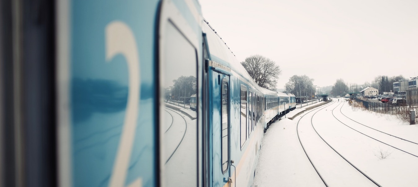 Поезд, Железнодорожный вокзал