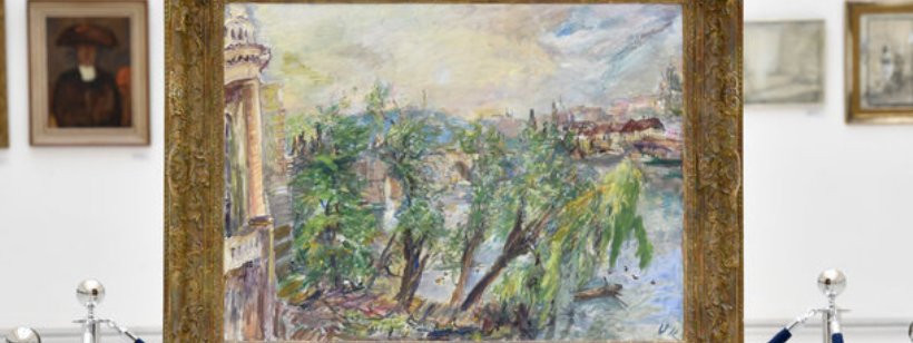 Прага - Вид из монастыря царей креста с красной звездой