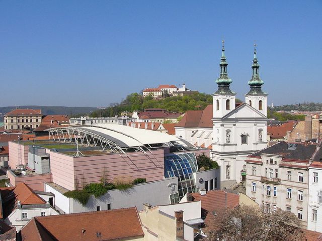 Вид на Шпилберк, впереди – Костел Святого Михала